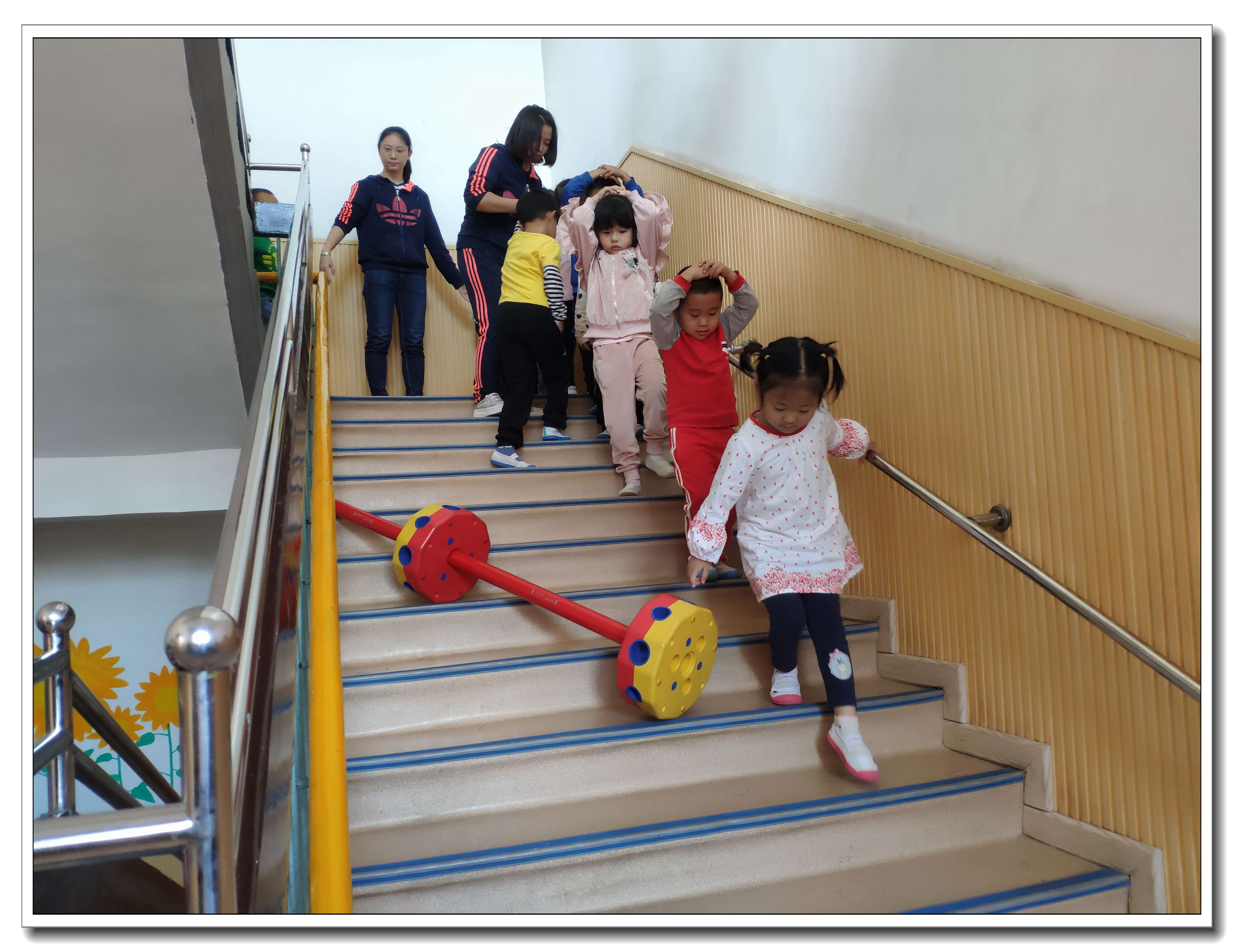 南市中心幼儿园开展“小脚踩踩乐”主题活动
